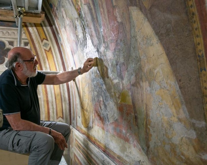 restaurare gli affreschi della Basilica