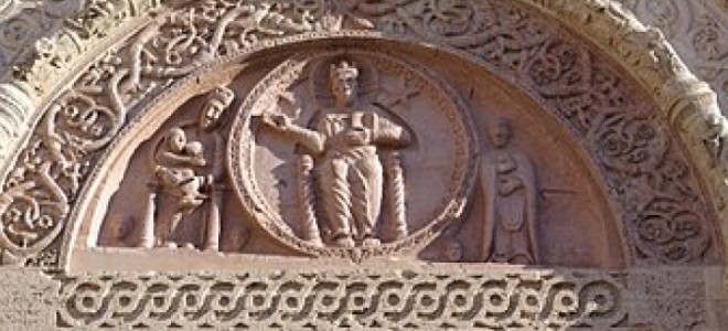 La lunetta del portale d'ingresso della cattedrale di Assisi